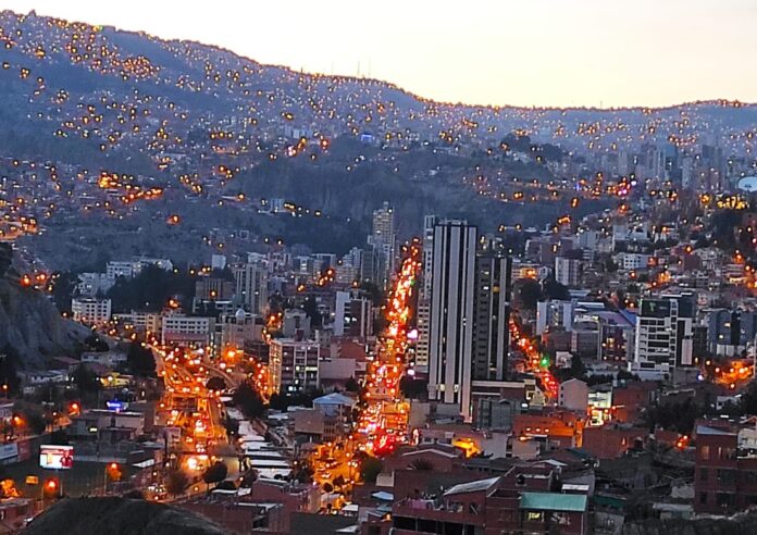 La Paz de noche.