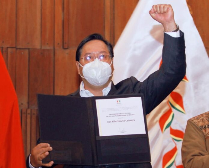 Luis Arce recibe su credencial como presidente.