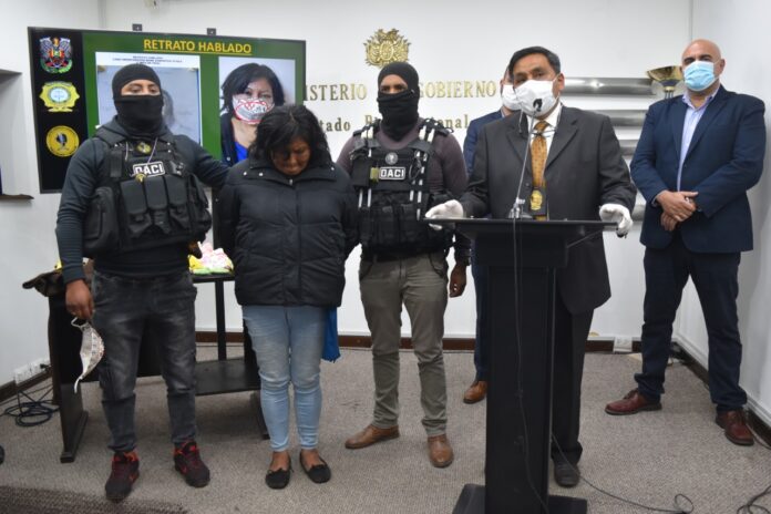 Autoridades del Ministerio de Gobierno y de la Policía presentan a la raptora de la bebé Samanta.