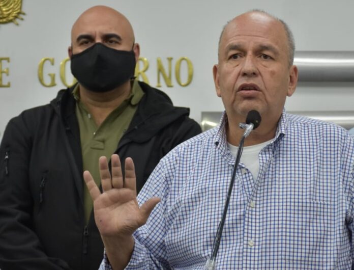 Javier Issa y Arturo Murillo en una cinferencia de prensa.