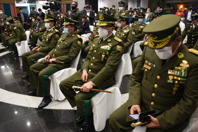 Jefes policiales en el acto de posesión de Aguilera.