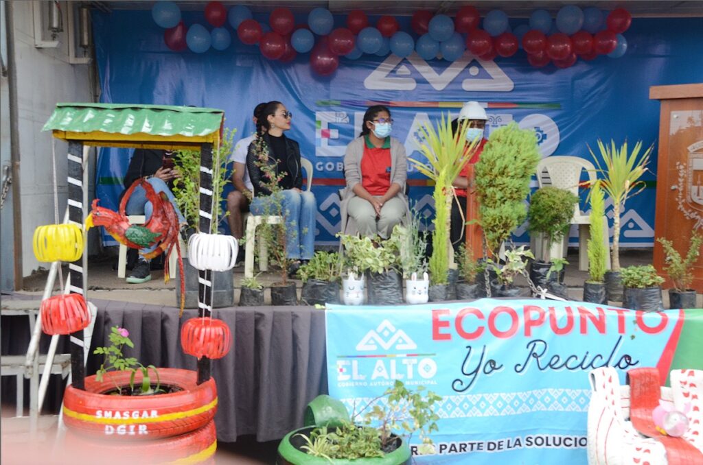 Eva Copa junto a Carla Ortiz iniciaron el programa de forestación en El ...