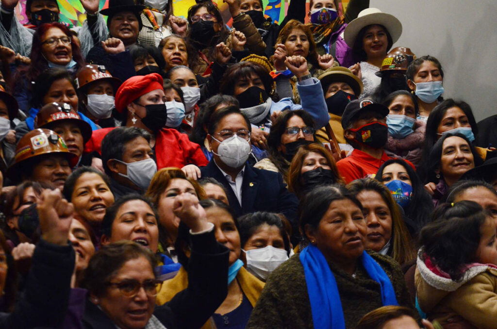 mujeres celebran la ley de protección contra víctimas de violencia