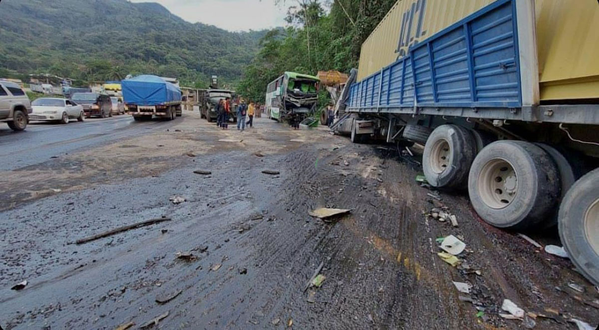Choque frontal entre un bus y un camión deja como saldo dos muertos y ...