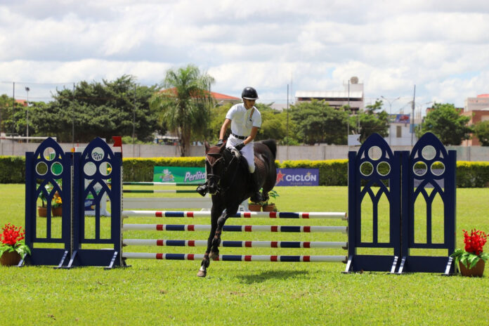 Orlando Montoya con Malcom. Foto: Servicio Departamental de Deportes Santa Cruz
