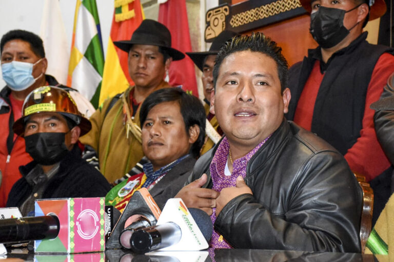Santos Quispe anuncia que asistirá al “gran cabildo” en El Alto
