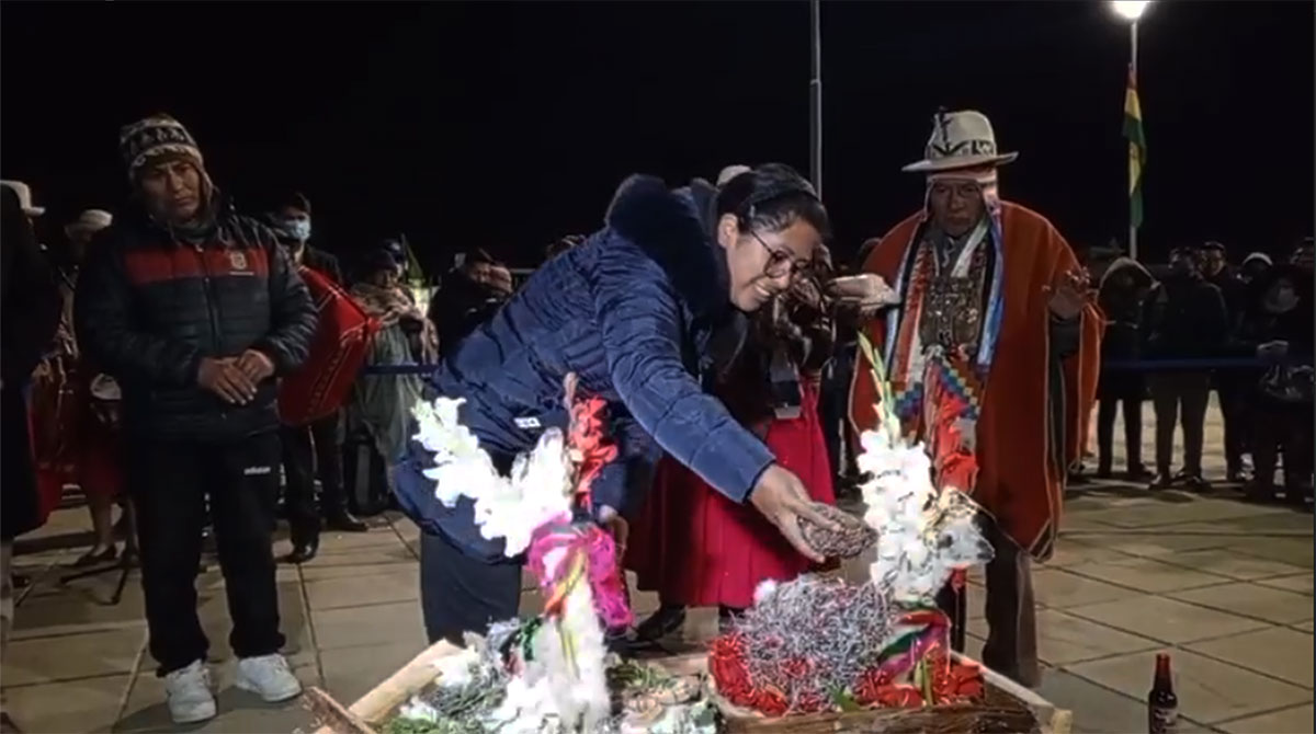 Eva Copa realiza una ofrenda a la Pachamama y pide cuidar a la Madre ...
