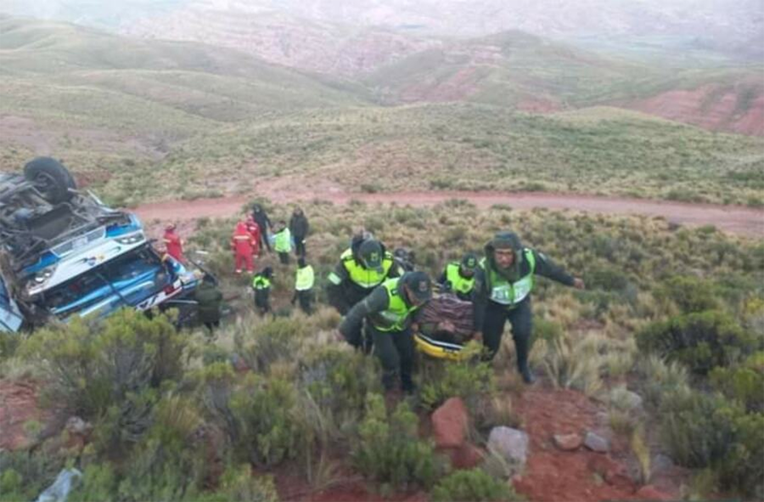 T Informas Bolivia | Embarrancamiento de un bus en la ruta Tarija ...